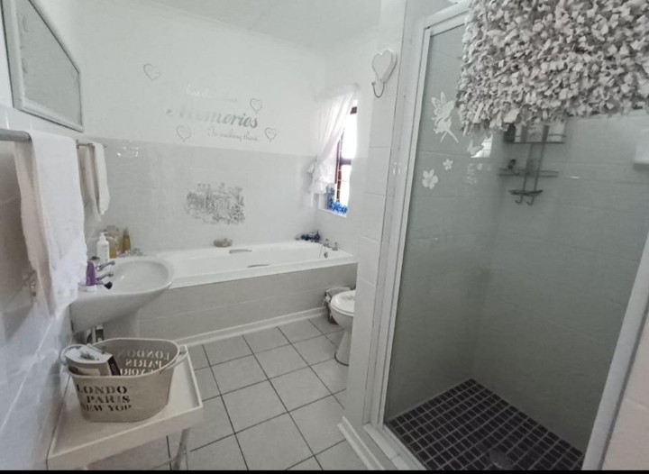 5 Bedroom Property for Sale in Wavecrest Eastern Cape